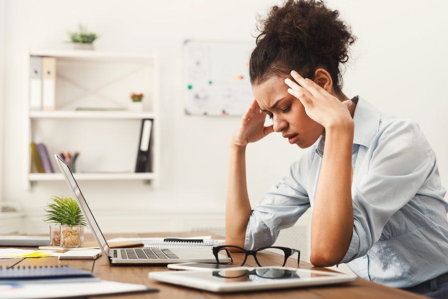 Remedios para el Dolor de Cabeza
Descanso de ojos Dolores de cabeza Relajar el cuerpo Mantente hidratado Deshidratación Botella de agua Infusiones herbales Compresa fría Migraña Compresa tibia